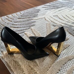 New- Schultz Filipa Pumps - size 6